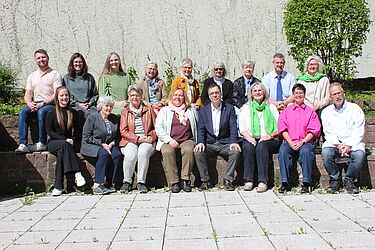 Fotograf: Edgar Brand: Vorne von links nach rechts: Sophia Kaserer, Margarete Tews, Gabriela Kanz, Ines Krahn, Andreas Selig, Christine Schöll, Anne Vollmuth, Dr. Andreas Willer  Hinten von links nach rechts: Matthias Dietz, Miriam Limprecht, Irena Težak, Margit Seith, Brigitte Wießner, Christa Büttner, Barbara Bauer, Holger Metz, Angelika Rönnebeck
